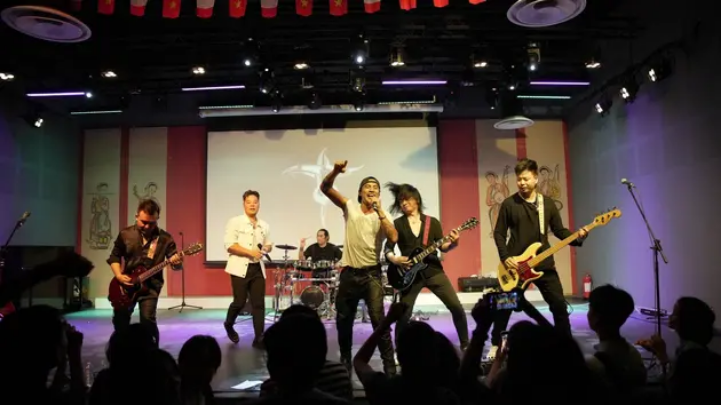 Người Việt tại Pháp tái ngộ với thanh xuân cùng Bức Tường